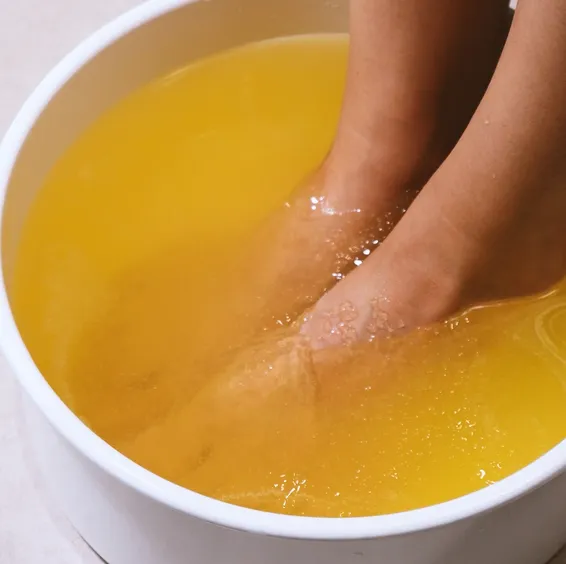 풋 힐링 데이의 노란빛 슬러시 젤이 발 주변을 감싸는 모습